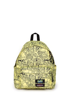 Sac à dos jaune avec des croquis noirs du personnage Bob l'éponge et les logos Eastpak et Bob l'éponge sur la poche avant et des curseurs de fermeture éclair noirs.