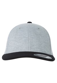 Grå basebollkeps med en svart skärm. Tillverkad av texturerat tyg, med en sydd söm och en liten logopatch på vänster sida.