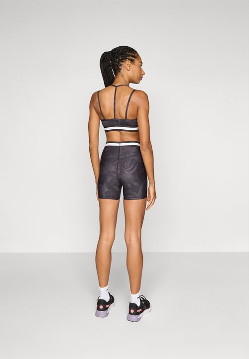 PUMA STRONG FLORAL RIBBON SHORT - Leggings - black — photo 3