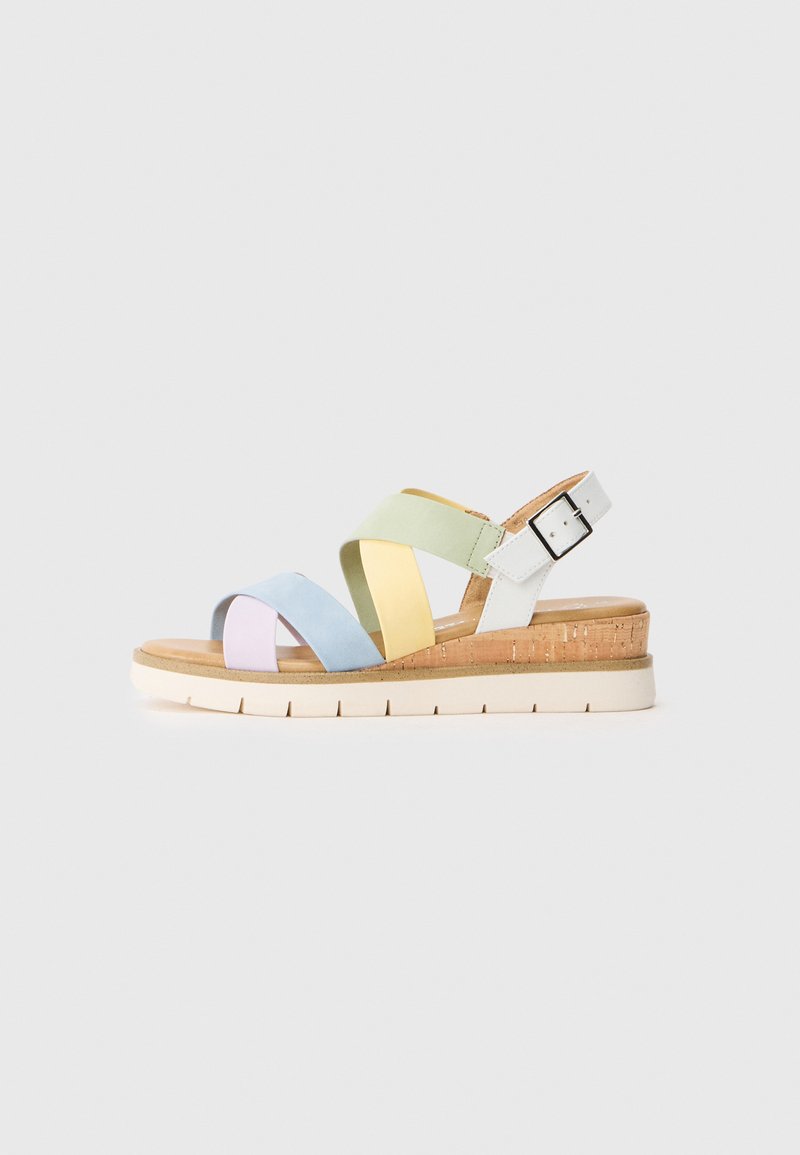 Sandalen met hakken en bandjes in pastelkleuren blauw, groen, geel en lavendel, met een kurken platform en witte gespdetails.