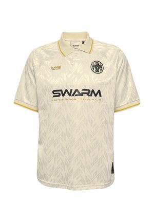 Weißes Poloshirt mit kurzen Ärmeln, geometrischem Muster, gelben Akzenten und schwarzem SWARM International-Logo auf der Vorderseite. Hummel-Branding vorhanden.