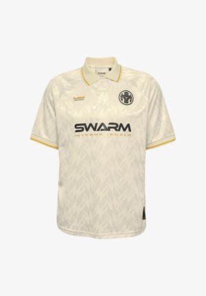 Weißes Poloshirt mit kurzen Ärmeln, geometrischem Muster, gelben Akzenten und schwarzem SWARM International-Logo auf der Vorderseite. Hummel-Branding vorhanden.