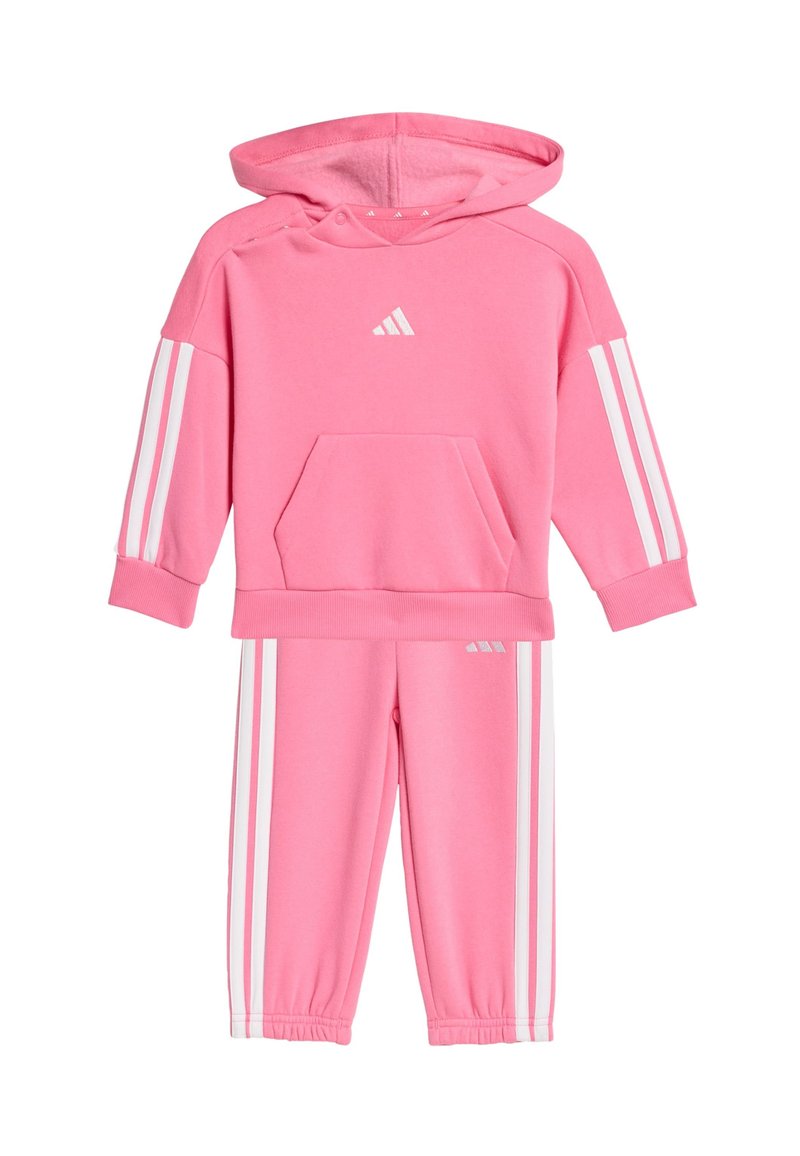 Sudadera con capucha rosa y pantalones a juego de tela suave, con acentos de tres rayas blancas y un bolsillo frontal tipo canguro.
