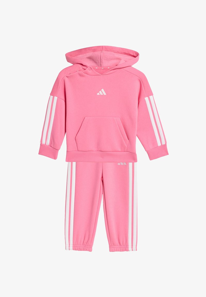 Sudadera con capucha rosa y pantalones a juego de tela suave, con acentos de tres rayas blancas y un bolsillo frontal tipo canguro.