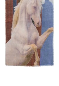 Tkaną chustę z motywem skaczącego białego konia na wielokolorowym tle w odcieniach niebieskiego i rdzy. Miękka tekstura z frędzlami.