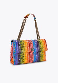 Borsa a tracolla colorata e trapuntata con strisce orizzontali in diverse tonalità, decorazioni con borchie, tracolla a catena e dettagli decorativi.