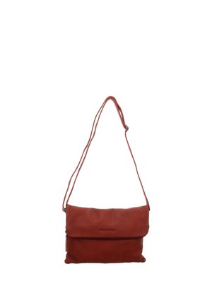 Braune Leder-Umhängetasche mit Klappenverschluss und verstellbarem Riemen, die vor weißem Hintergrund hängt.