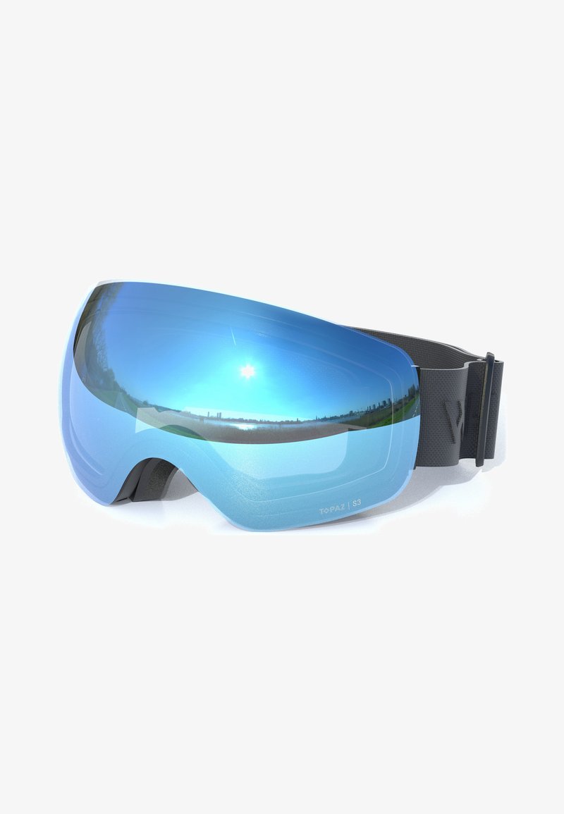 Lunettes de ski teintées en bleu avec une lentille réfléchissante montrant un paysage et le soleil, sangle noire réglable et rembourrage au niveau du pont du nez.