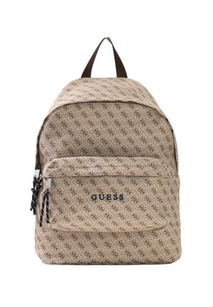 Sac à dos beige avec motif répétitif de logo marron, poche avant zippée avec texte noir "GUESS" et tirettes de fermeture éclair noires et blanches.
