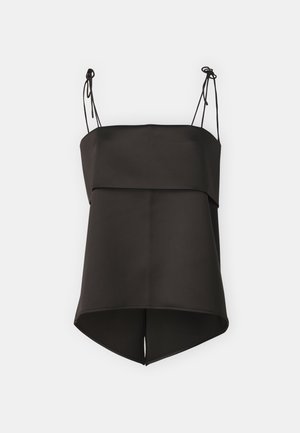 Crna majica bez rukava od glatkog materijala, s višeslojnim dizajnom, podesivim trakama i zaobljenim rubom s prorezima.