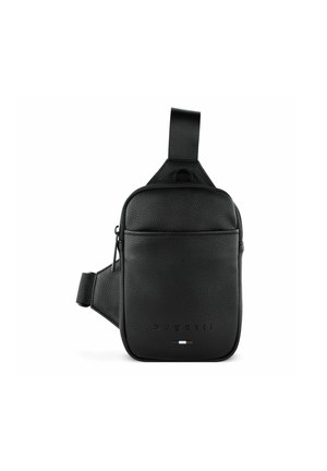 Schwarze Leder-Schultertasche mit strukturierter Oberfläche, Reißverschluss-Vorfach, verstellbarem Tragegurt und geprägt Logo mit drei farbigen Streifen.