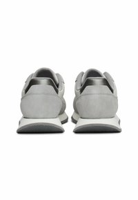 Zapatillas deportivas grises con una combinación de materiales de ante y textil. Tacón redondeado, suela texturizada en gris, diseño minimalista con acentos sutiles.