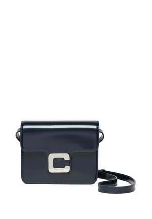 Petit sac bandoulière en cuir bleu marine avec une fermeture "C" en argent et une sangle réglable, posé sur un fond blanc.