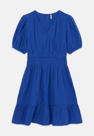 Niebieska sukienka z krótkim rękawem, o kroju kopertowym, wykonana z teksturowanej tkaniny, z marszczoną talią i falbanistym dołem z warstwami. Zamek błyskawiczny z tyłu.