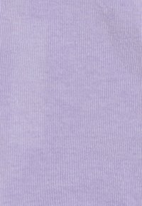 Tessuto di cotone a costine di colore lilla chiaro con una superficie liscia, caratterizzato da strisce verticali e una distribuzione uniforme del colore.