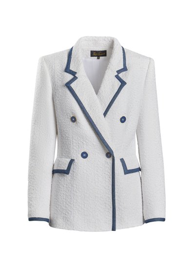 Witte textuur blazer met marineblauwe afwerking, dubbele knoopsluiting, twee voorzakken en ronde gouden knopen. Gepast silhouet, gestructureerde kraag.