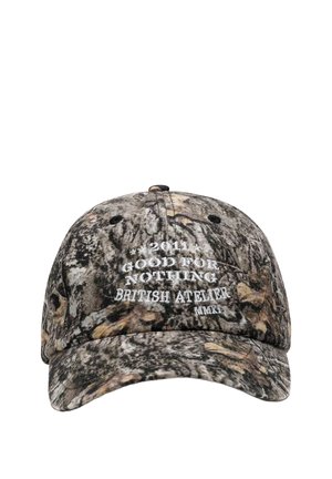 Czapka z daszkiem w kamuflażowy wzór, z białym haftem na przodzie o treści "2011 Good For Nothing British Atelier MMXI".