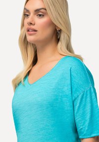 Ulla Popken COLD-DYED SHORT SLEEVE V-NECK - Jednoduché tričko - deep aqua