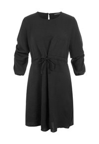 Robe noire longueur genou avec manches 3/4, col rond et ceinture nouée à la taille, en tissu texturé.