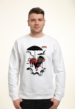Mężczyzna w białej bluzie z grafiką psa ubranego jak Deadpool, trzymającego parasol, chmury w tle i logo Deadpool.