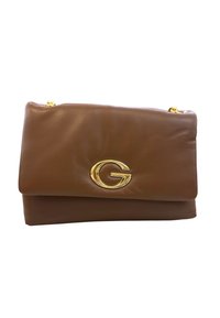 Borsa in pelle marrone con tracolla in catena dorata e grande emblema dorato "G" sulla patta anteriore.