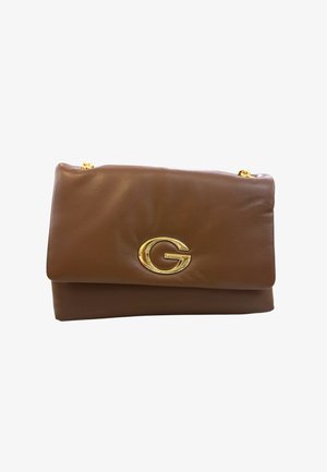 Borsa in pelle marrone con tracolla in catena dorata e grande emblema dorato "G" sulla patta anteriore.