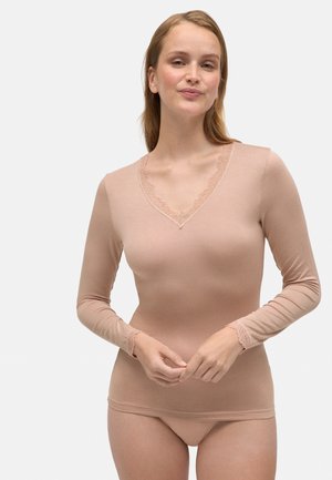 Camiseta térmica de manga larga en tono nude con escote en V y detalles de encaje en el escote y los puños, confeccionada en un material suave y elástico.