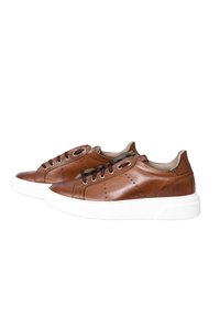 Sneakers in pelle marrone con una texture liscia, suola in gomma bianca e lacci neri. Presentano cuciture decorative e occhielli in metallo.