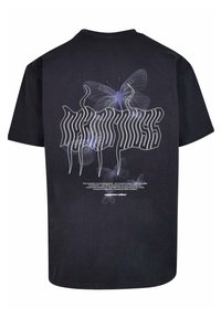 Černé bavlněné tričko s velkým bílým a modrým grafickým motivem motýla a textem na zadní straně. Krátké rukávy, design s kulatým výstřihem.