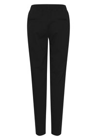 Črne taperirane hlače z elastičnim pasom, ki imajo dve zadnji žep in gladko teksturo blaga. Brez vidnih vzorcev ali akcentov.