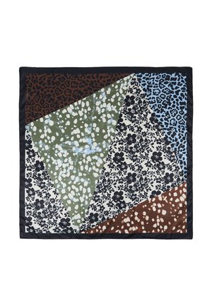 Quadratischer Schal mit aufgenähten geometrischen Abschnitten, die braunes und blaues Leopardenmuster, grüne und weiße abstrakte Flecken sowie schwarze Blumenmuster auf weißem Hintergrund zeigen.