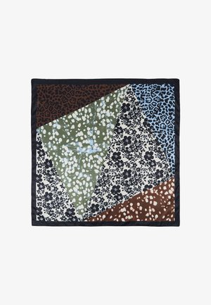 Quadratischer Schal mit aufgenähten geometrischen Abschnitten, die braunes und blaues Leopardenmuster, grüne und weiße abstrakte Flecken sowie schwarze Blumenmuster auf weißem Hintergrund zeigen.