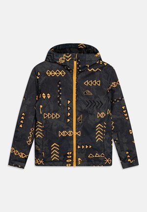 Veste noire à capuche avec des motifs géométriques de flèches et triangles orange et une fermeture éclair à l'avant.