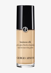 Fles van Giorgio Armani Luminous Silk foundation. Glazen materiaal, cilindervorm, beige vloeistof, slanke zwarte dop, zilveren logo en tekst.