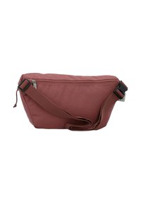 Rote Stoff-Umhängetasche mit einem Reißverschluss, verstellbarem Tragegurt und flacher rechteckiger Form. Glatte Textur und minimalistisches Design.