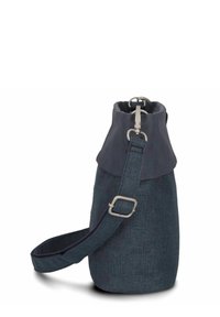 Bolsa portabotellas de tela azul oscuro con correa de hombro ajustable y cierre de metal en la parte superior.