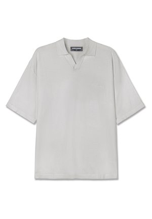 Svetlosivý polo tričko s krátkymi rukávmi a výstrihom do V, vyrobené z jemnej tkaniny. Na prednej strane má nenápadné logo značky.