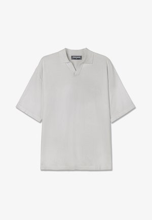 Gaiši pelēks īsās piedurknes polo krekls ar V-veida kaklu, izgatavots no mīkstas auduma. Uz priekšu ir maiga zīmola logo.