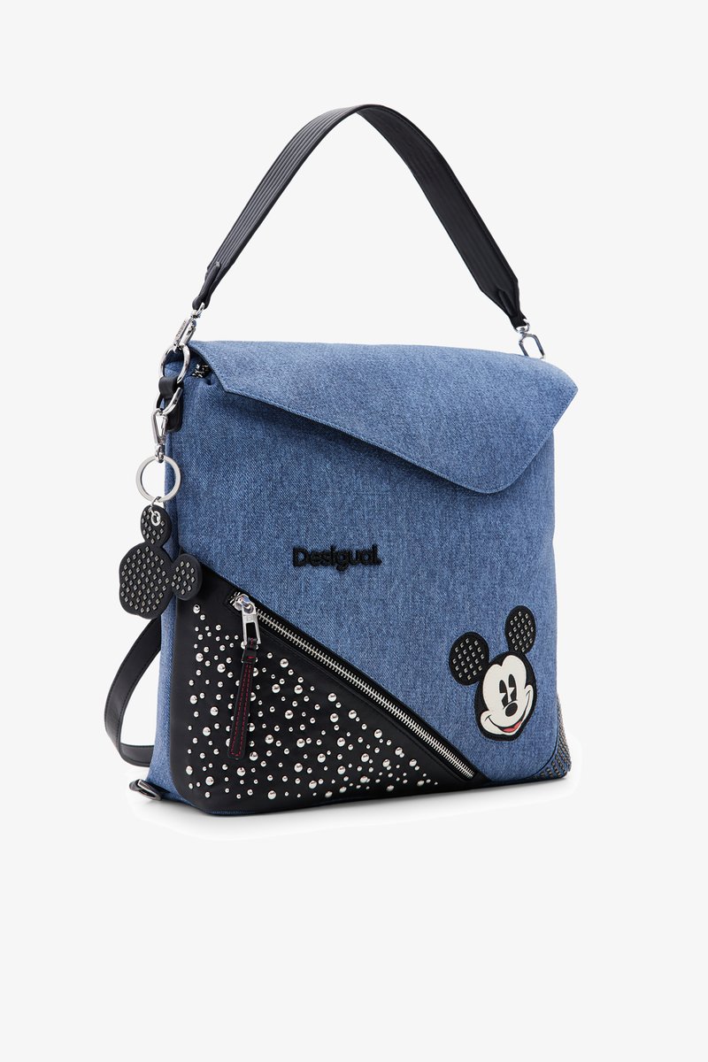 Bolso de mensajería de denim con parte superior azul, acentos en negro con tachuelas, detalle de Mickey Mouse y correa ajustable. Presenta un cierre de cremallera.