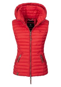 Gilet matelassé rouge avec capuche, présentant une fermeture éclair à l'avant, deux poches latérales avec zippers, et une étiquette de marque à l'intérieur. Texture lisse.