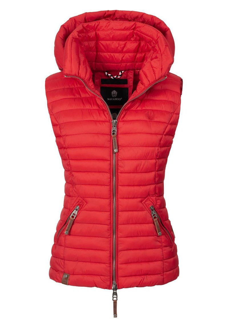 Gilet matelassé rouge avec capuche, présentant une fermeture éclair à l'avant, deux poches latérales avec zippers, et une étiquette de marque à l'intérieur. Texture lisse.