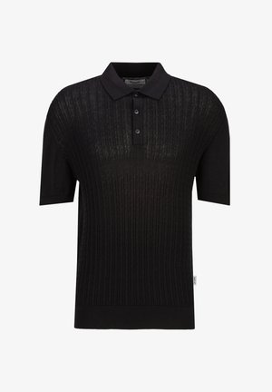 Schwarzes Poloshirt mit kurzen Ärmeln, Rippenstrickstruktur, Drei-Knopf-Leiste und kleinem Stoffetikett an der linken Seitennaht.