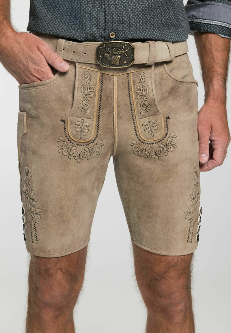 Hellbraune Wildledershorts mit komplizierter schwarzer Stickerei und seitlichen Knöpfen. Das Design umfasst florale Muster und einen Gürtel mit einer detailreichen Schnalle.