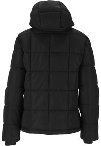 Zwarte pufferjas met een doorgestikte textuur, capuchon en lange mouwen. Achteraanzicht toont gelijkmatig verdeelde rechthoekige panelen op de stof.