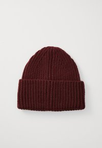 Bonnet en tricot bordeaux avec une texture côtelée et un revers replié, fabriqué dans un matériau doux et chaud, orné d'un motif géométrique subtil sur le dessus.
