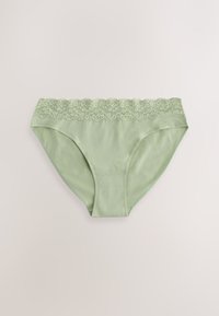 Svijetlozeljeni ženski donji rublje s detaljem čipkaste trake na struku, položeno ravno na neutralnoj pozadini.