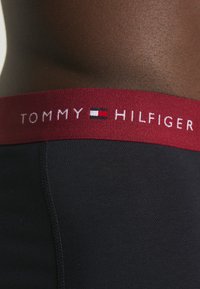 Tommy Hilfiger SIGNATURE TRUNK 3 PACK - Calzoncillos - rouge nouveau green desert sky