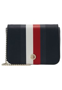 Bolso bandolera de cuero sintético en color navy con un patrón de rayas horizontales en rojo, blanco y navy. Herrajes de logo en tono dorado y correa de cadena.