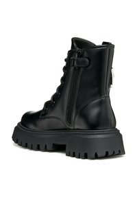 Bottine en cuir noir avec une semelle épaisse, fermeture éclair sur le côté et lacets à l'avant. Présente une texture lisse et un crampon en caoutchouc contrastant.