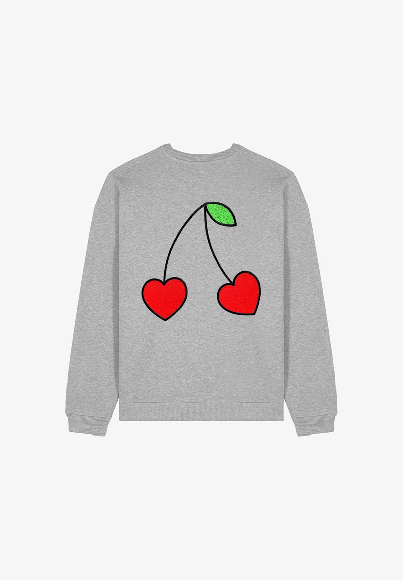 Felpa grigia con applicazione a forma di cuore rosso con contorni neri e foglia verde. Collo a giro e polsini a costine completano il design.